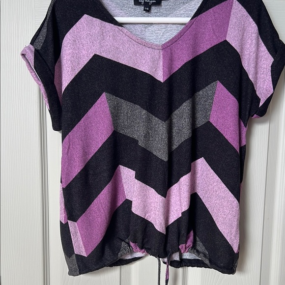 70-Stylish Chevron Patterned Top - Picture 3 of 4